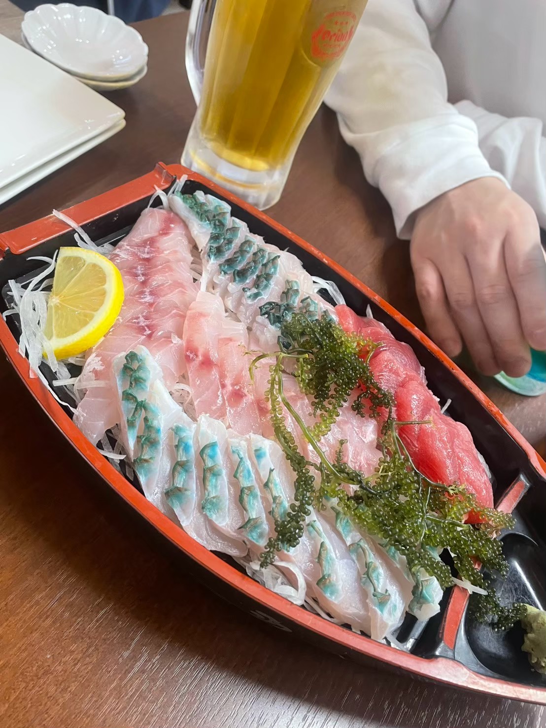第一牧志公設市場で食べた刺身盛り合わせと海ぶどう