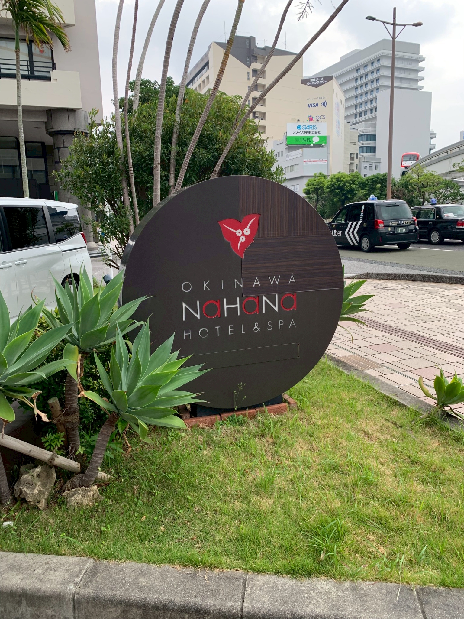 沖縄ナハナ・ホテル＆スパの入口付近にあるホテル看板