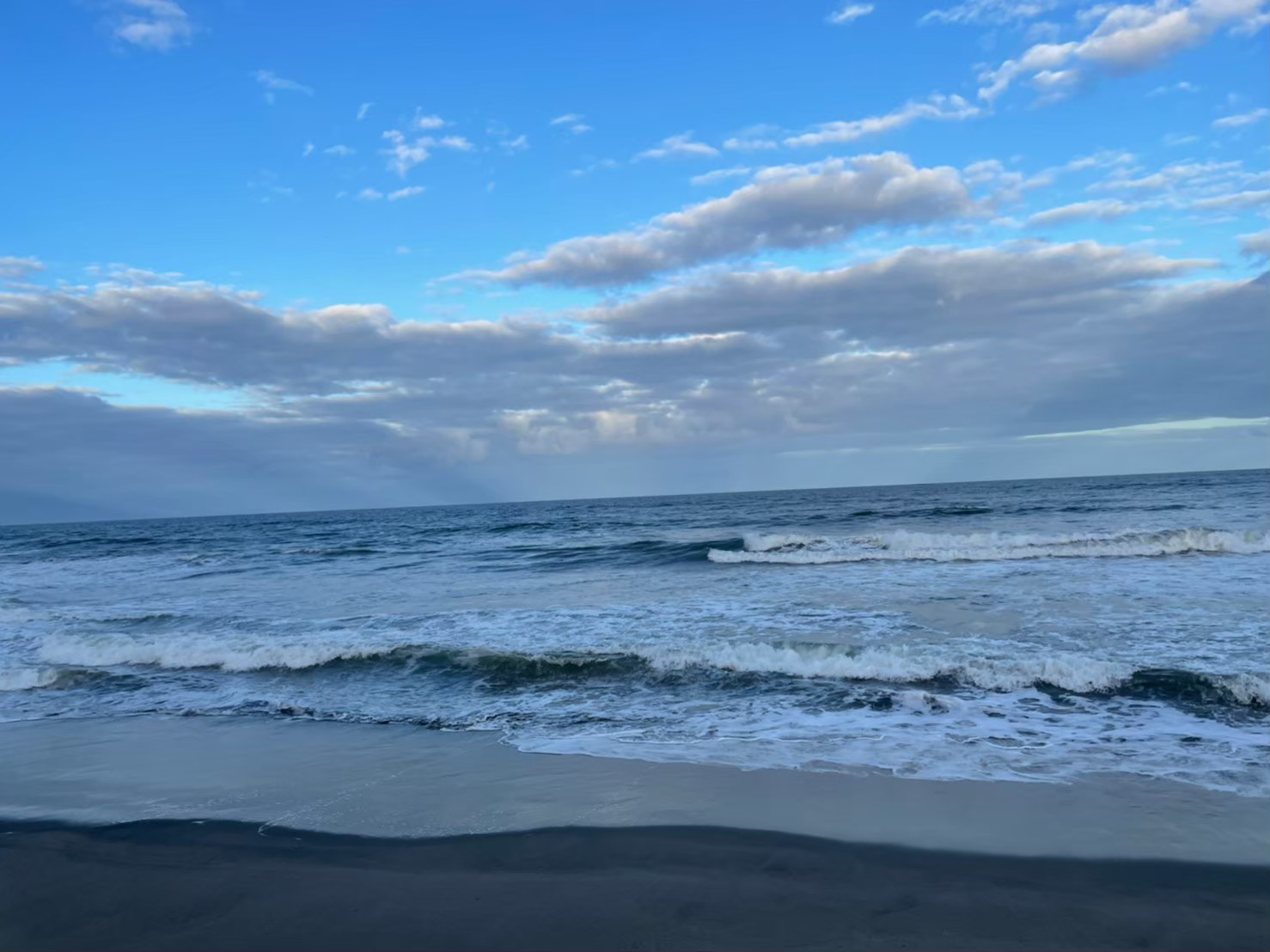 千葉の海辺に広がる波と青空