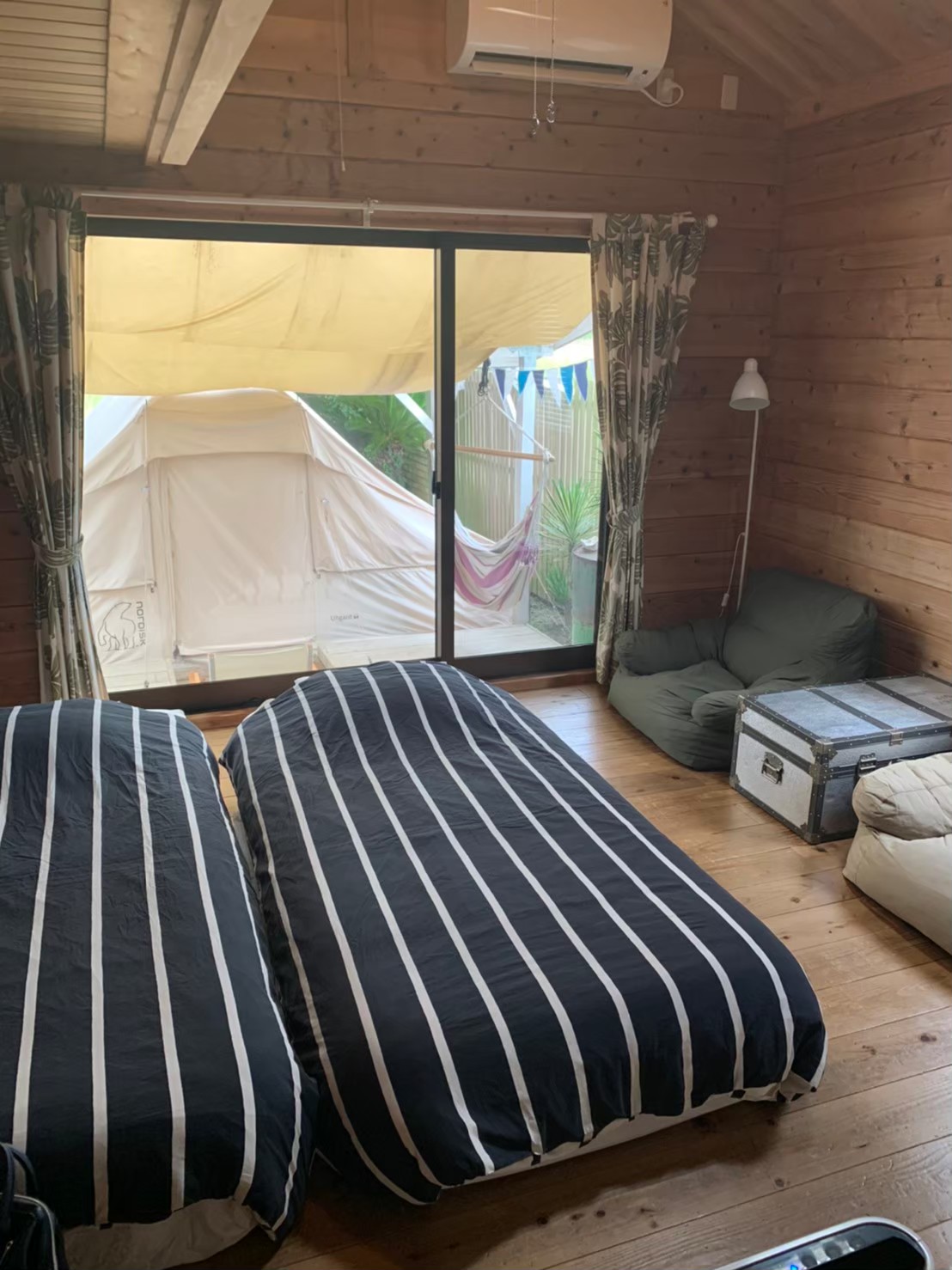 River side village Loaの室内からテントが見えるグランピングの部屋