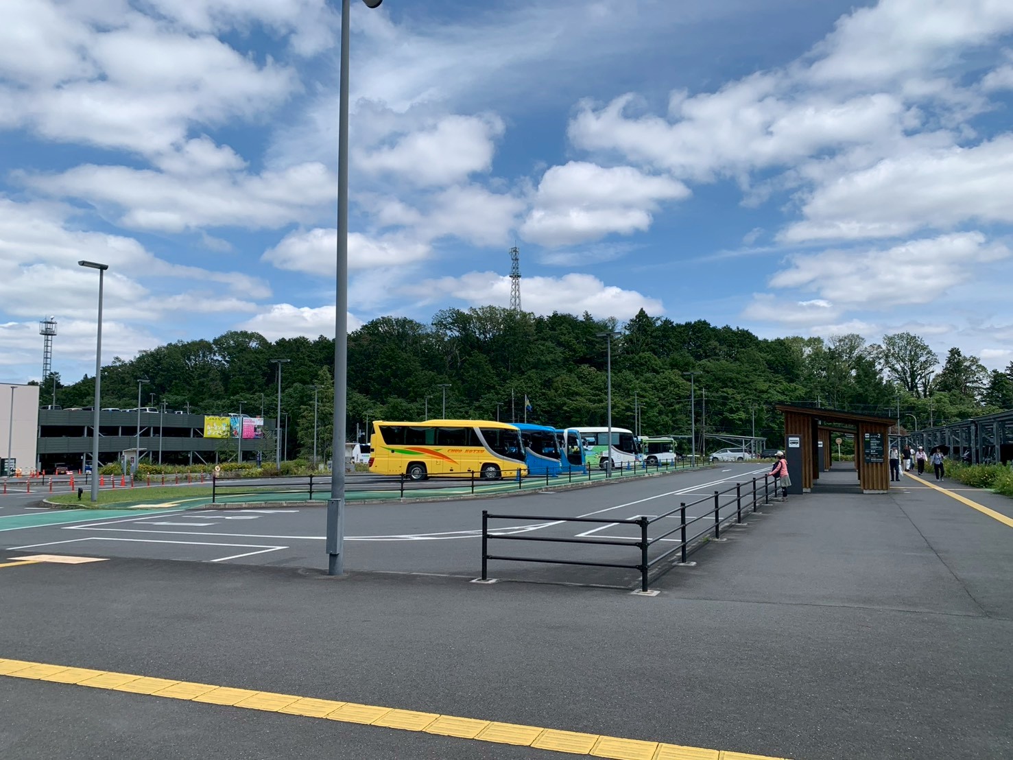 メッツァのバス降車場と駐車場周辺の様子
