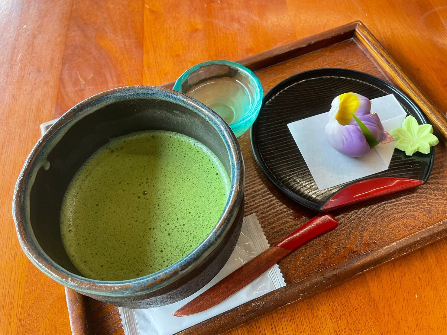 喫茶きはるでいただいた抹茶とあやめの和菓子