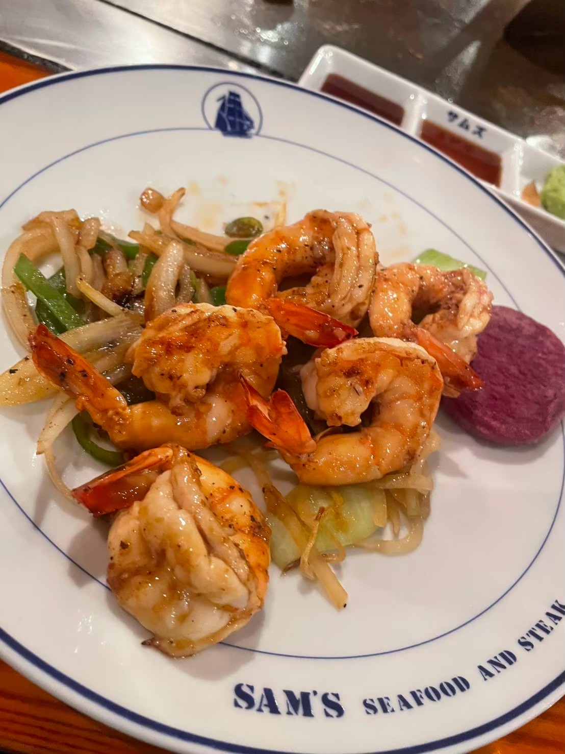 サムズ マウイ国際通り店の鉄板焼きで提供されたエビ料理