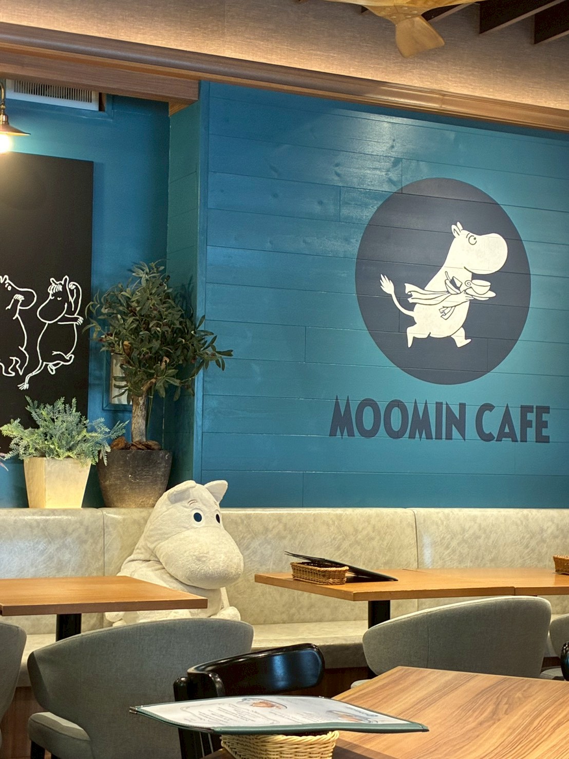 ムーミンのぬいぐるみが置かれたムーミンカフェ軽井沢の店内