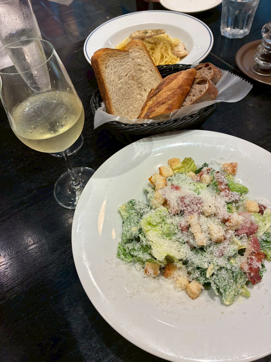 軽井沢ハルニレテラスで食べたサラダとパンのランチ