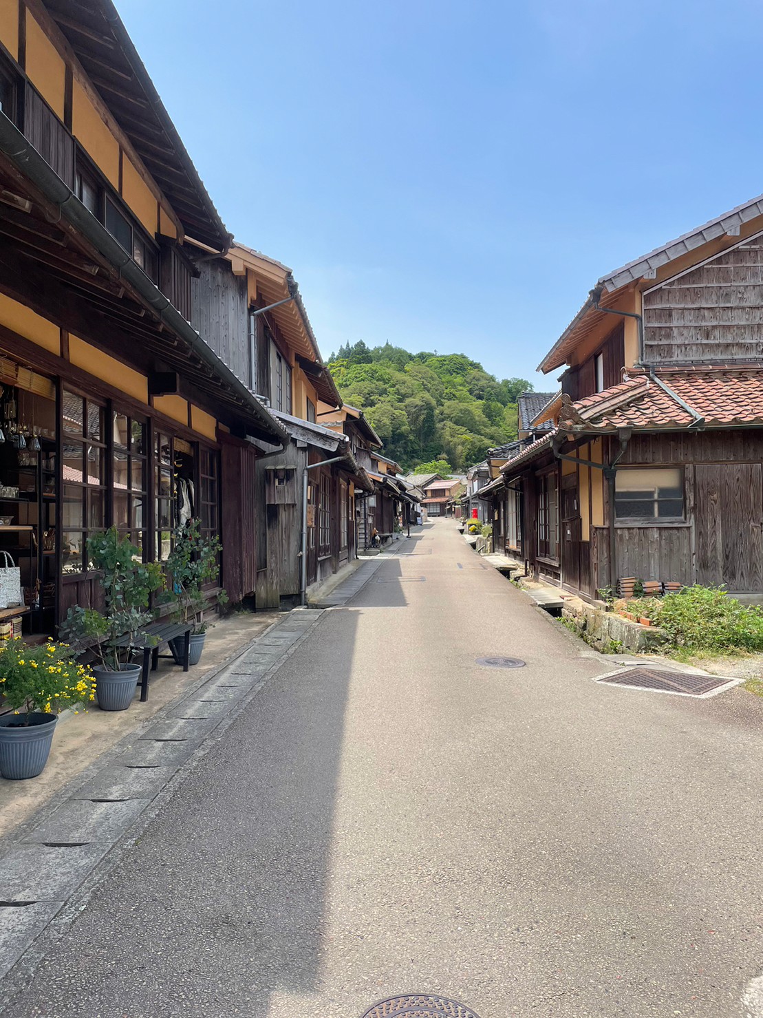 石見銀山大森地区のまっすぐ続く静かな町並み