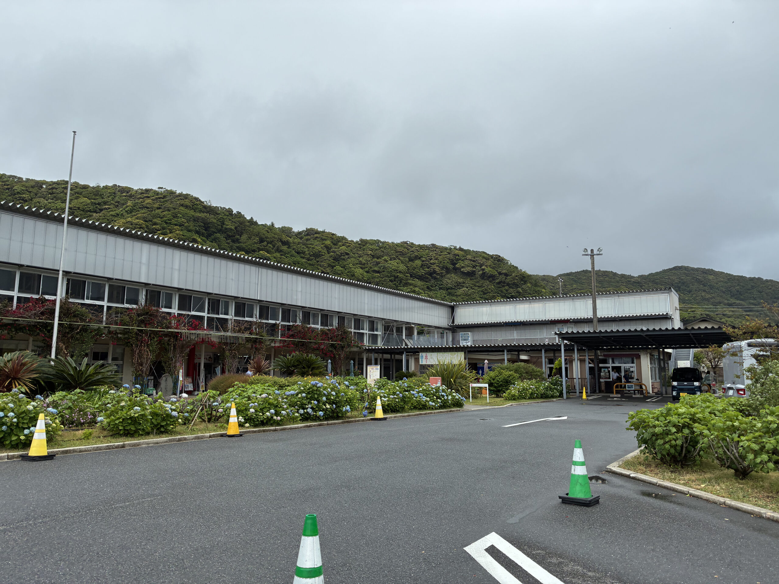 道の駅 保田小学校の校舎を活用した外観と駐車場