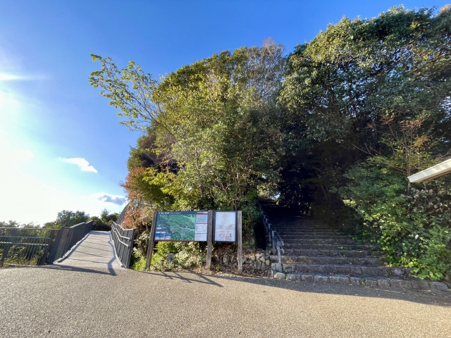 横山展望台へ向かう階段とスロープの分岐付近