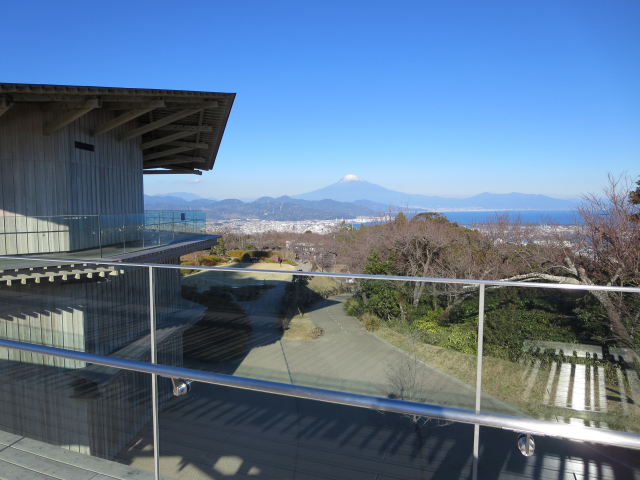 日本平夢テラスの展望回廊と遠くに見える富士山