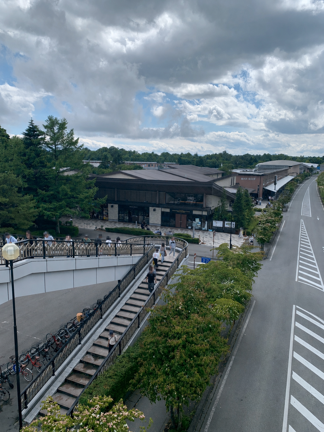 軽井沢駅南口側のスロープとアウトレット方面の風景