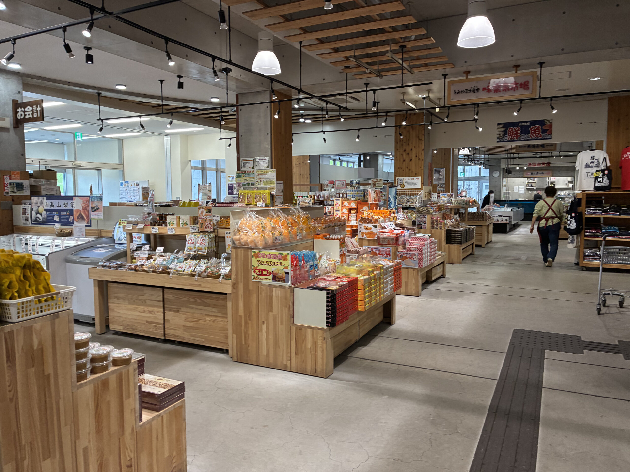 道の駅 富楽里とみやまの直売所に並ぶ野菜やお土産