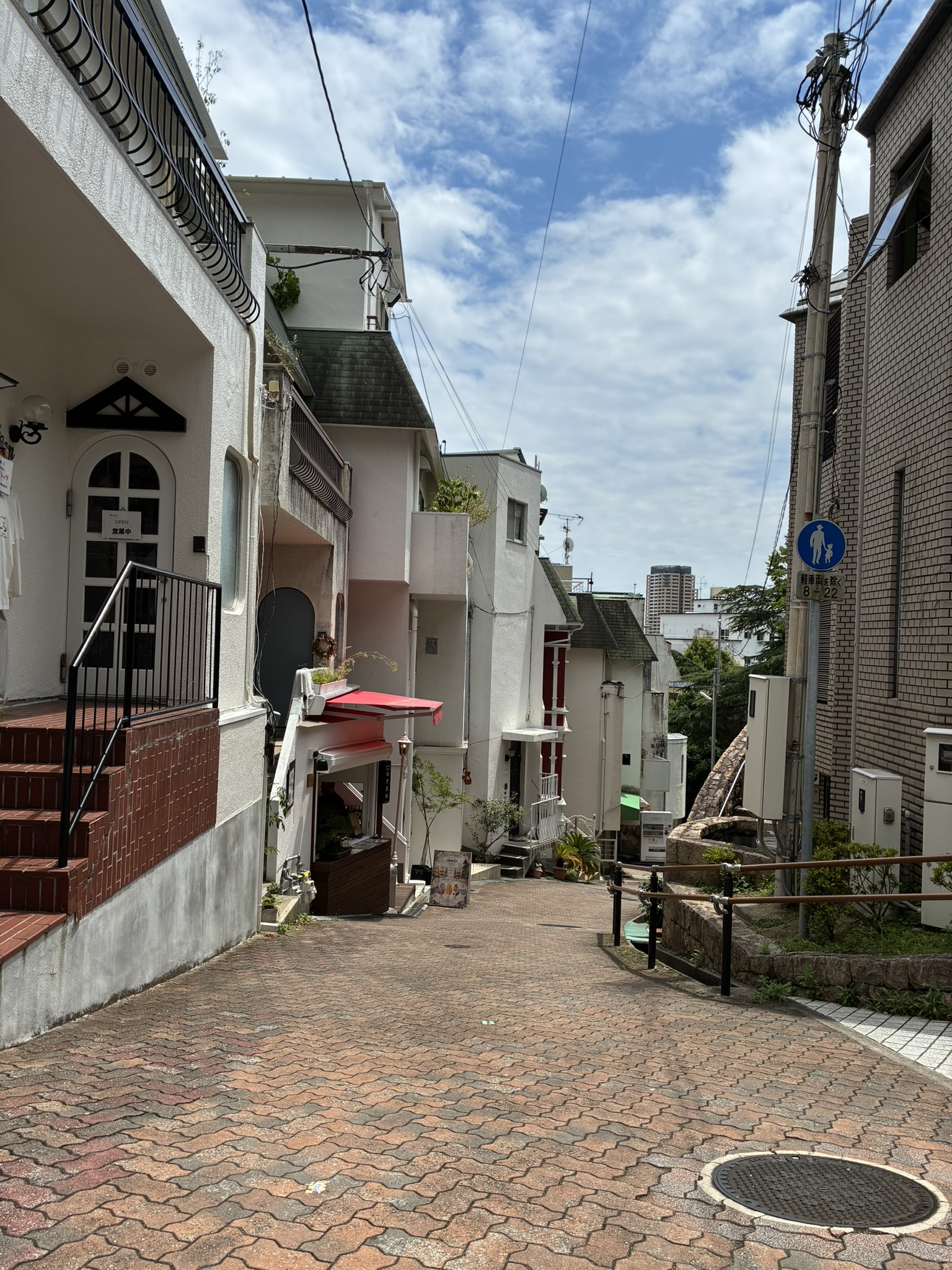 北野異人館街の下り坂と洋館風の建物が並ぶ道