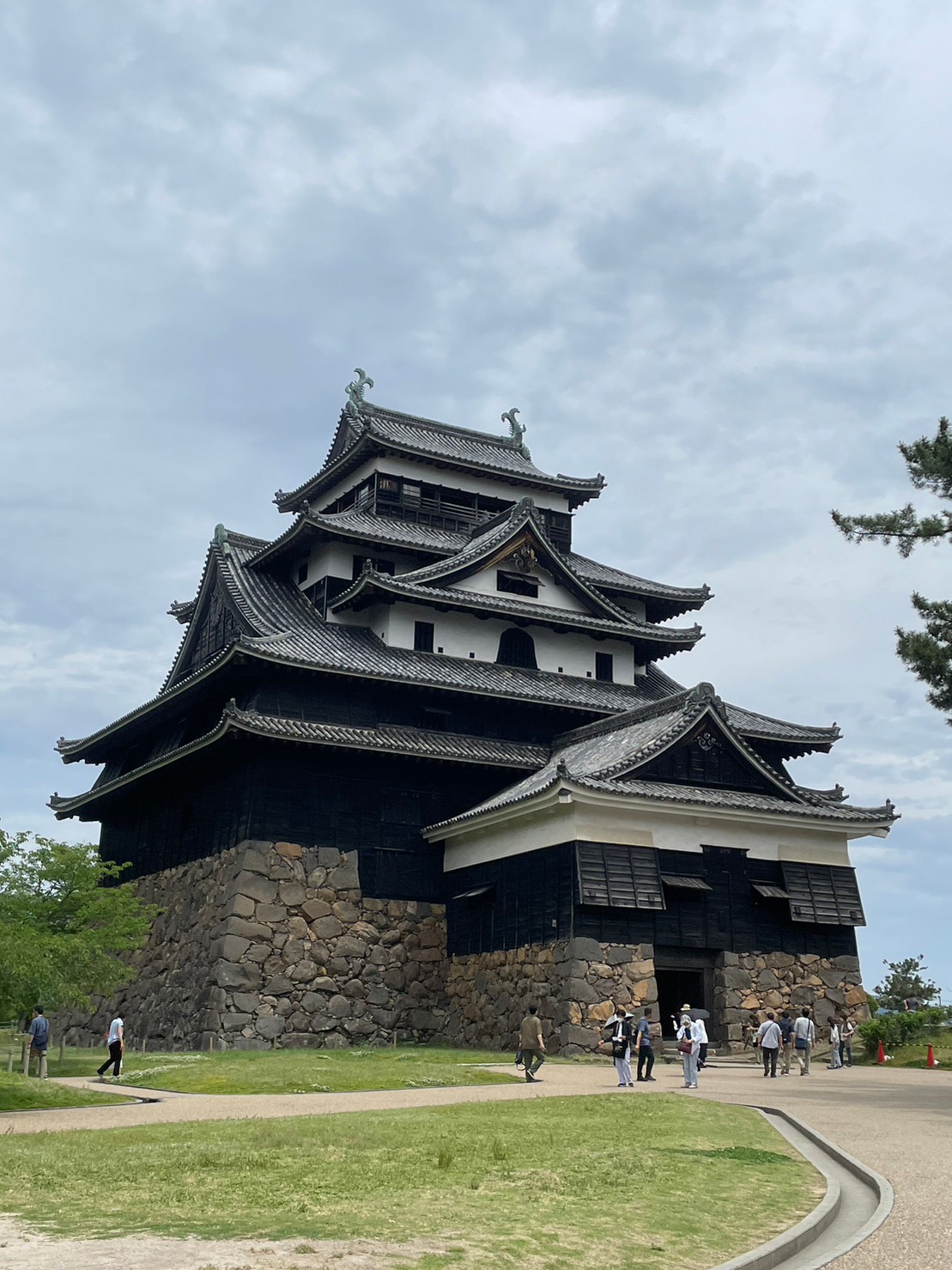 黒い外観が印象的な国宝松江城の天守外観