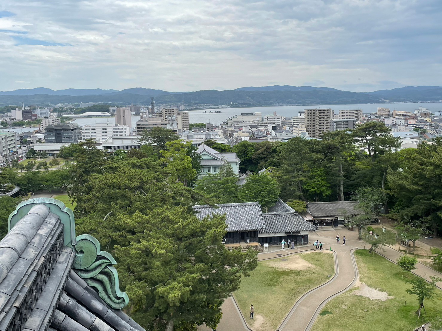 松江城天守から見下ろす城内と松江市街の眺め