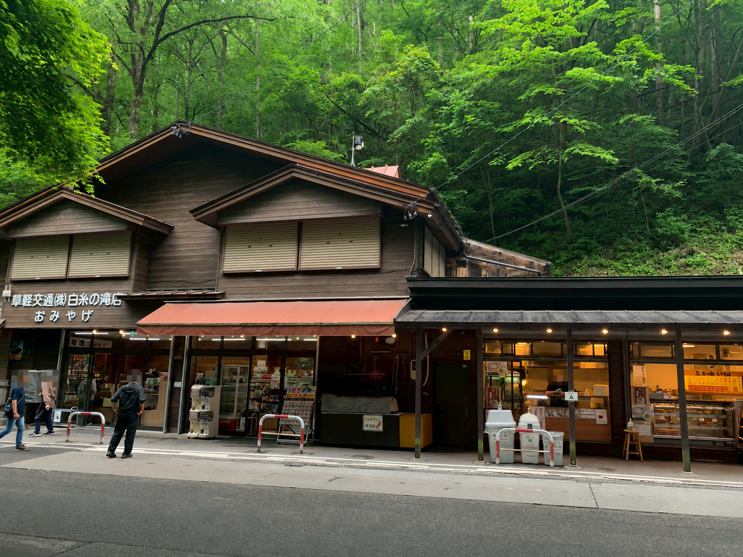 白糸の滝入口近くにある売店通りの様子