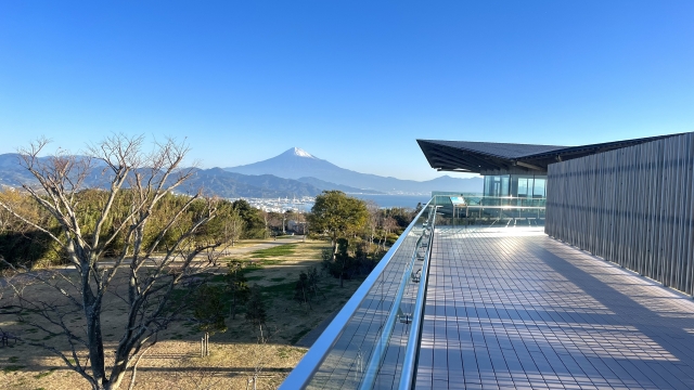 日本平夢テラスの展望回廊から見える富士山と静岡の景色