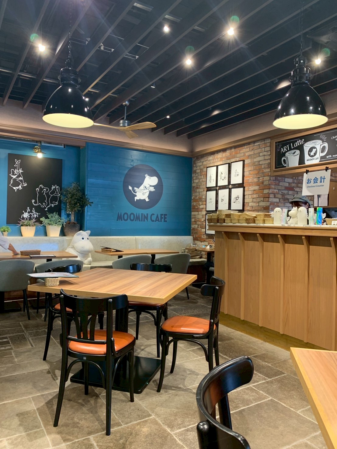 ムーミンのイラストやぬいぐるみが見えるムーミンカフェ軽井沢の店内