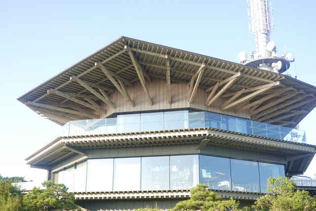 日本平夢テラスの木造建築と展望フロアの外観