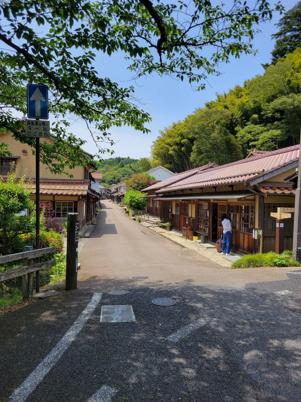 石見銀山大森地区の日陰から見た古い町並み