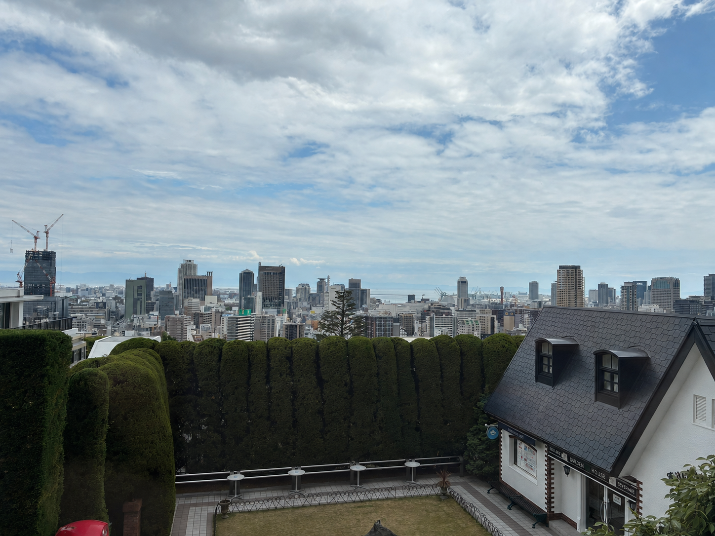 うろこの家から見える神戸の街並みと海の景色