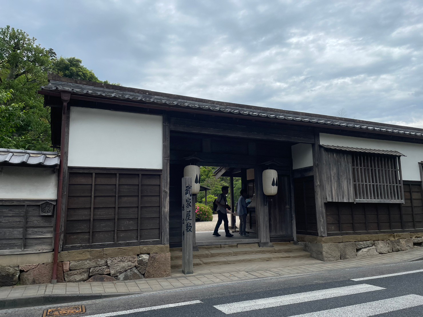 松江城周辺にある武家屋敷の外観と城下町の町並み