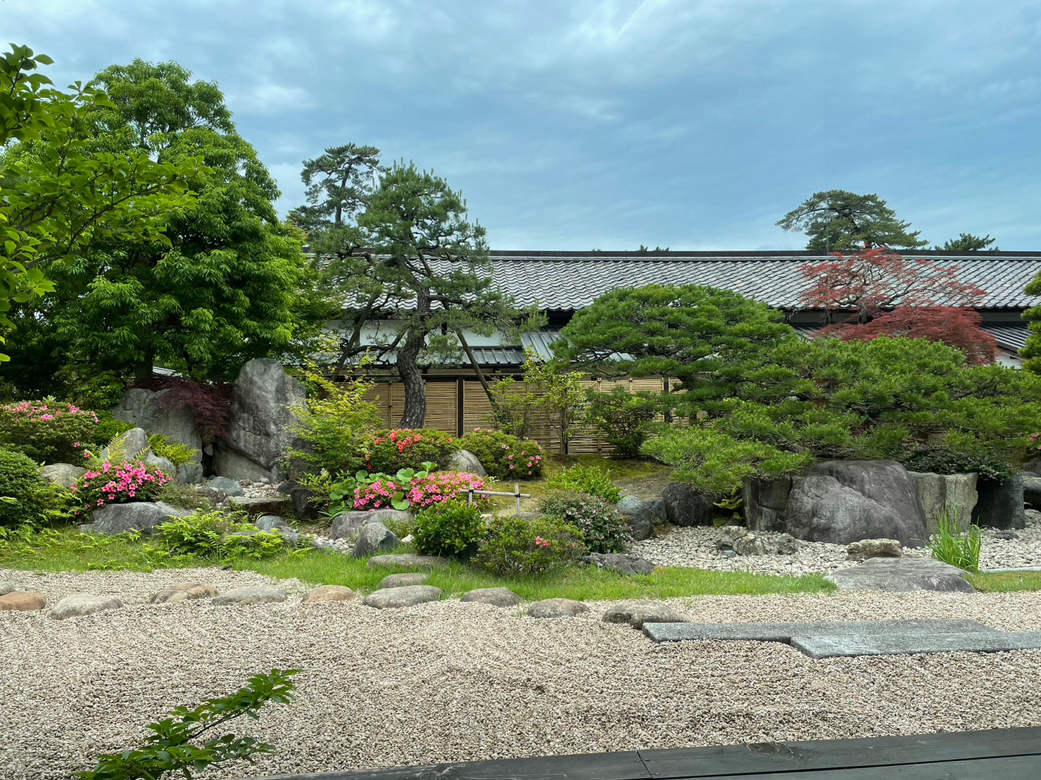 松江歴史館の日本庭園と落ち着いた建物の風景