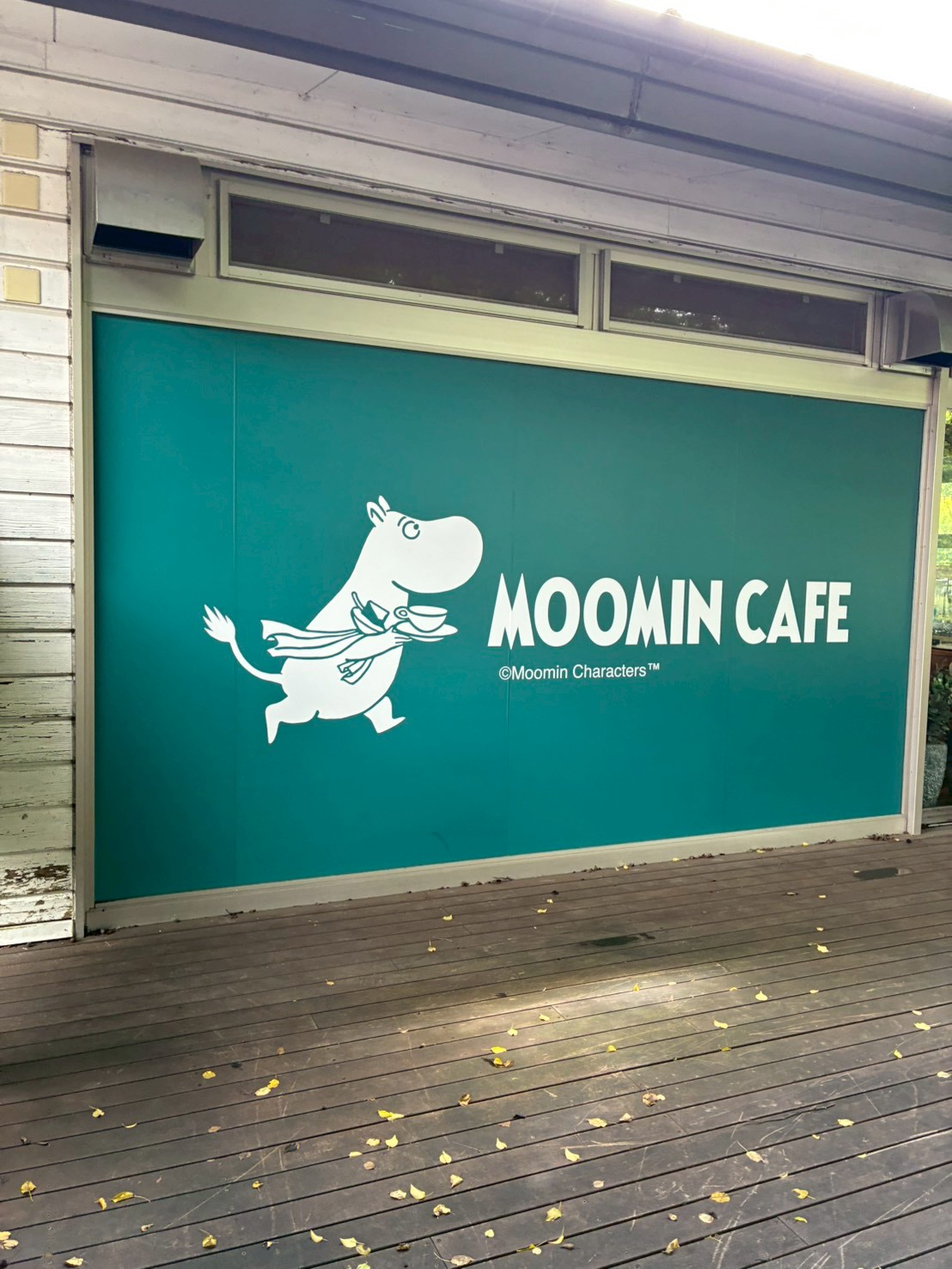 軽井沢アウトレット内にあるムーミンカフェの壁面看板