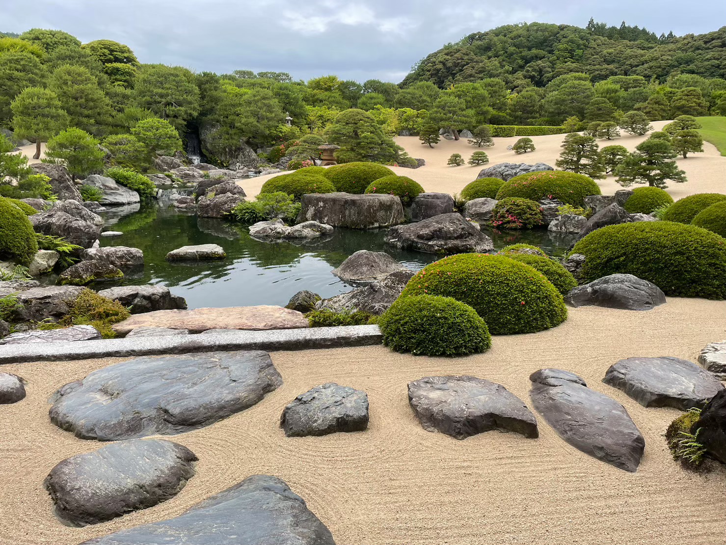 足立美術館の石と白砂が印象的な日本庭園