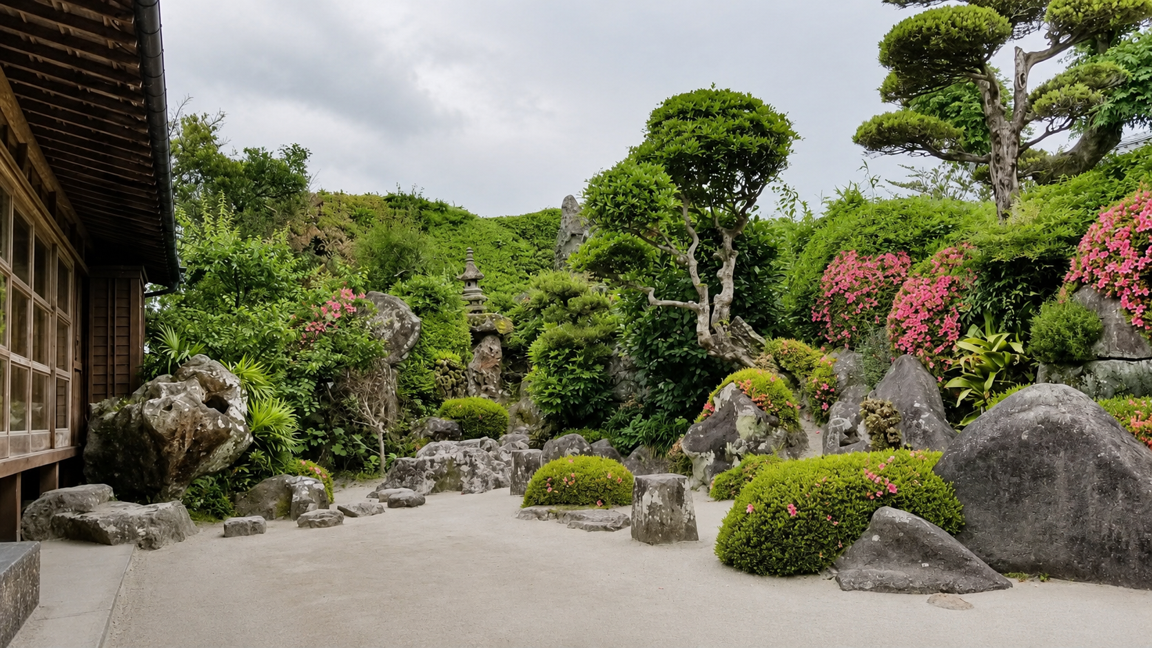 知覧武家屋敷庭園の石庭と丸く整えられた植栽