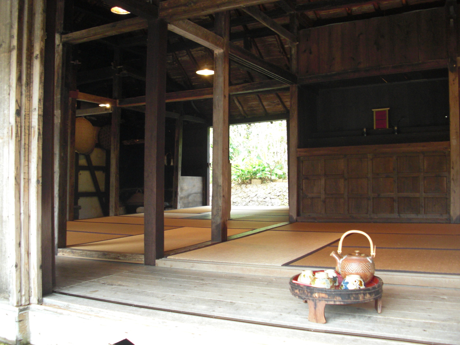 琉球村の古民家内部にある畳の部屋と縁側の風景