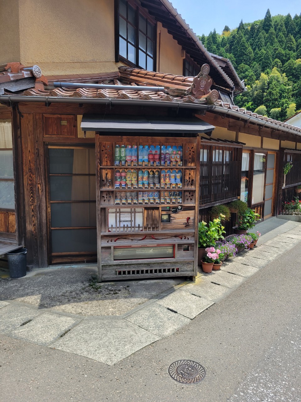 石見銀山大森地区の木造の建物に馴染む自動販売機