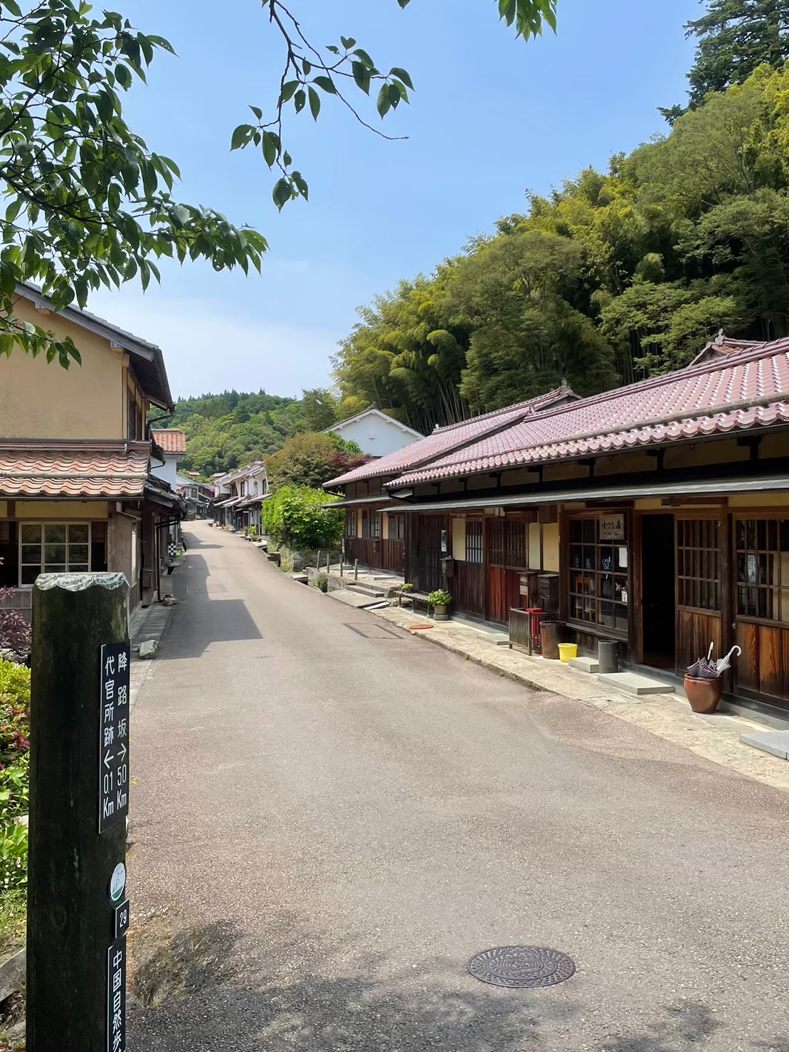 石見銀山大森地区の古い町並みと赤瓦の建物