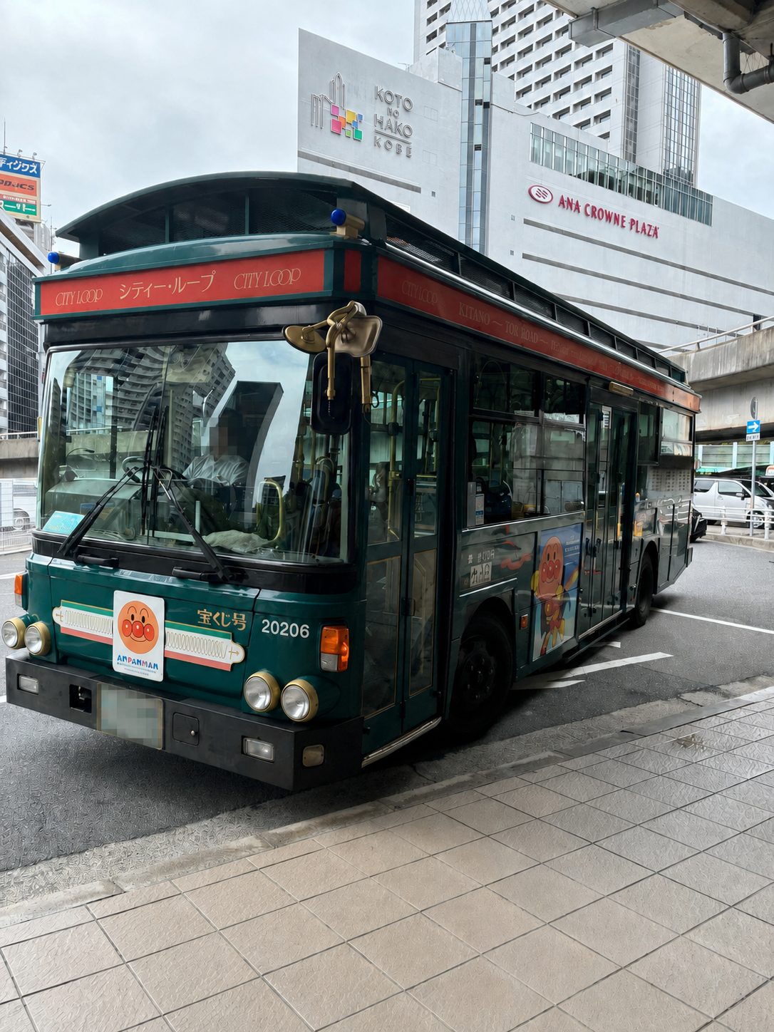 新神戸駅前に停車する神戸シティループの緑色の観光バス