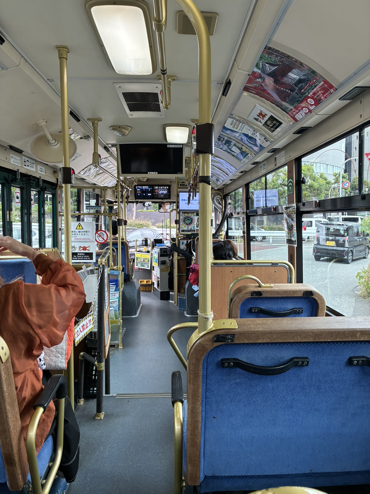 神戸シティループの車内と青い座席