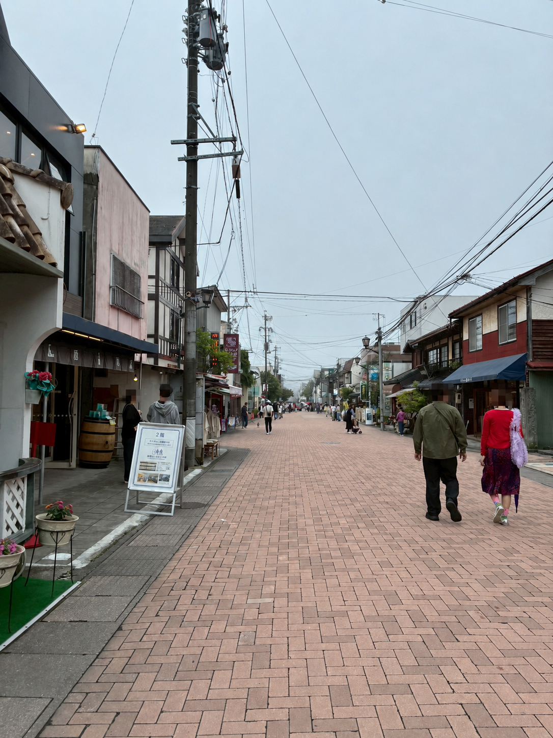 旧軽井沢銀座の通りに店舗が並ぶ様子