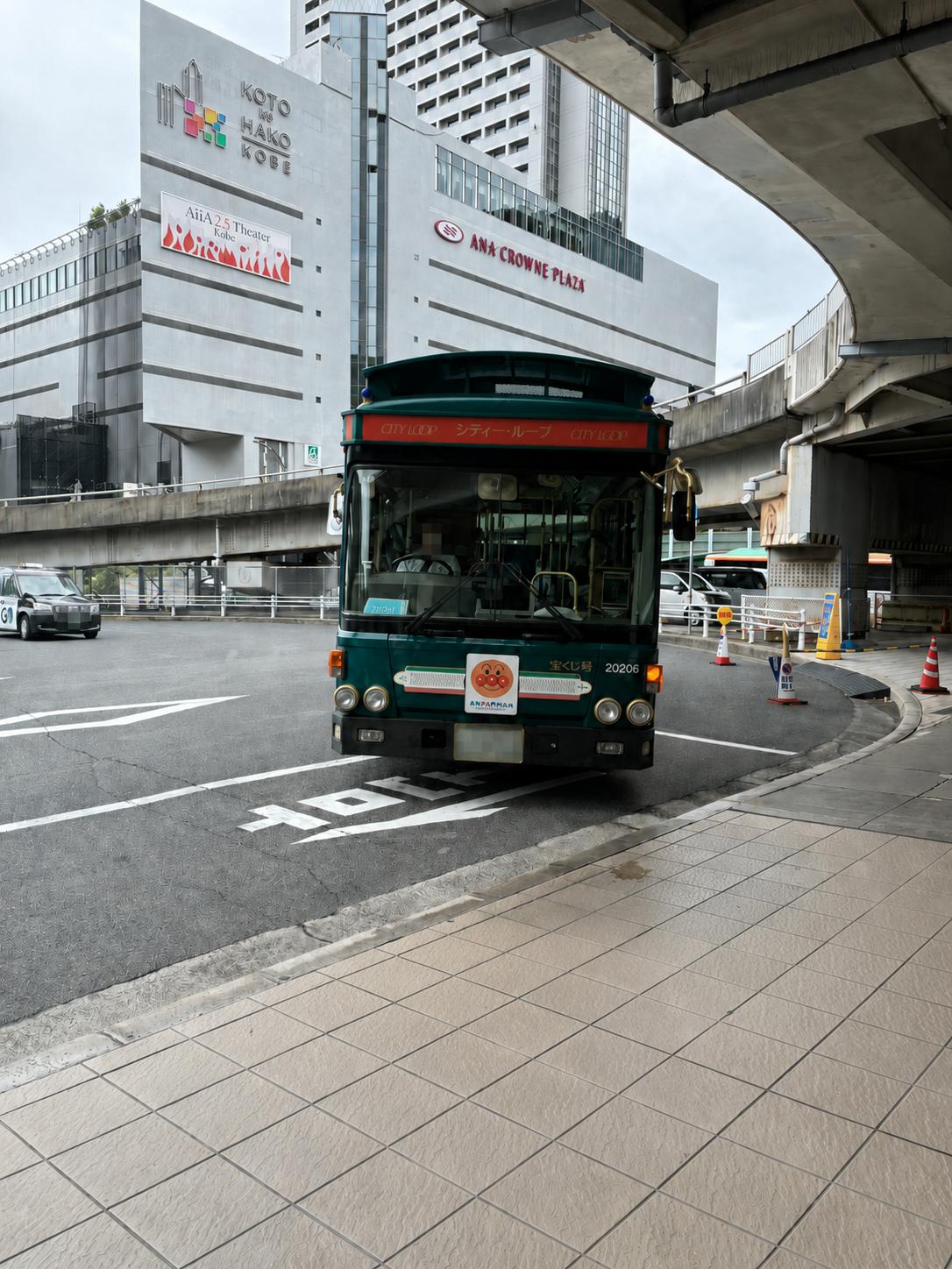 新神戸駅前に到着した神戸シティループの正面