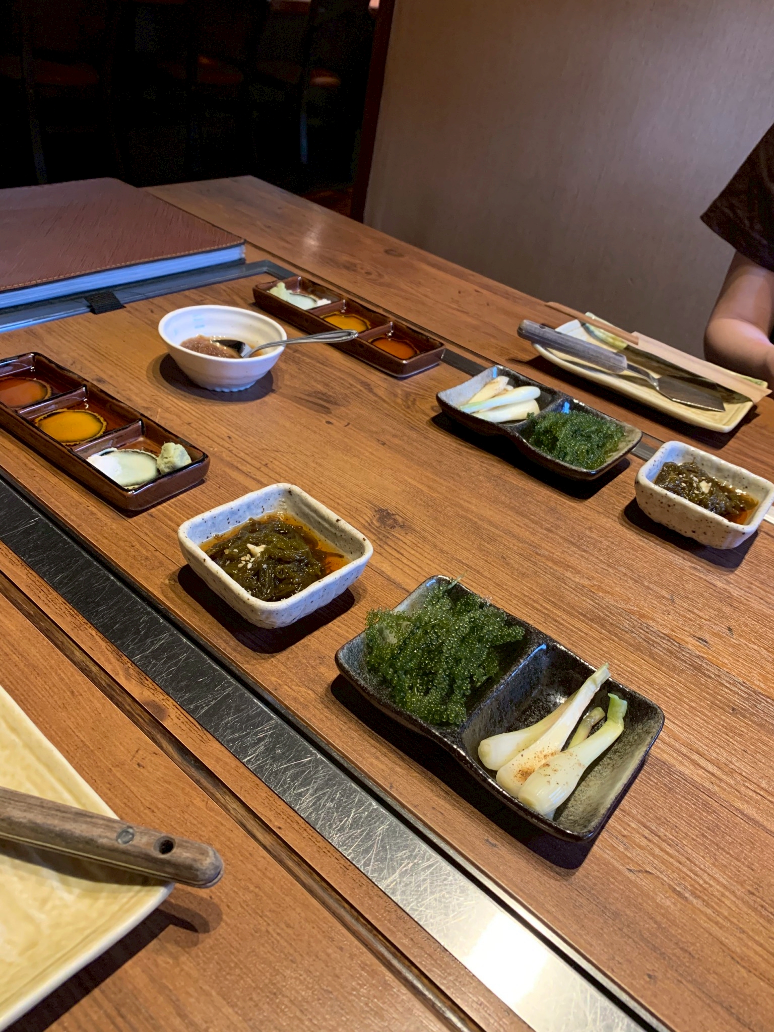 おいで家のコースで提供された海ぶどうともずくなどの前菜