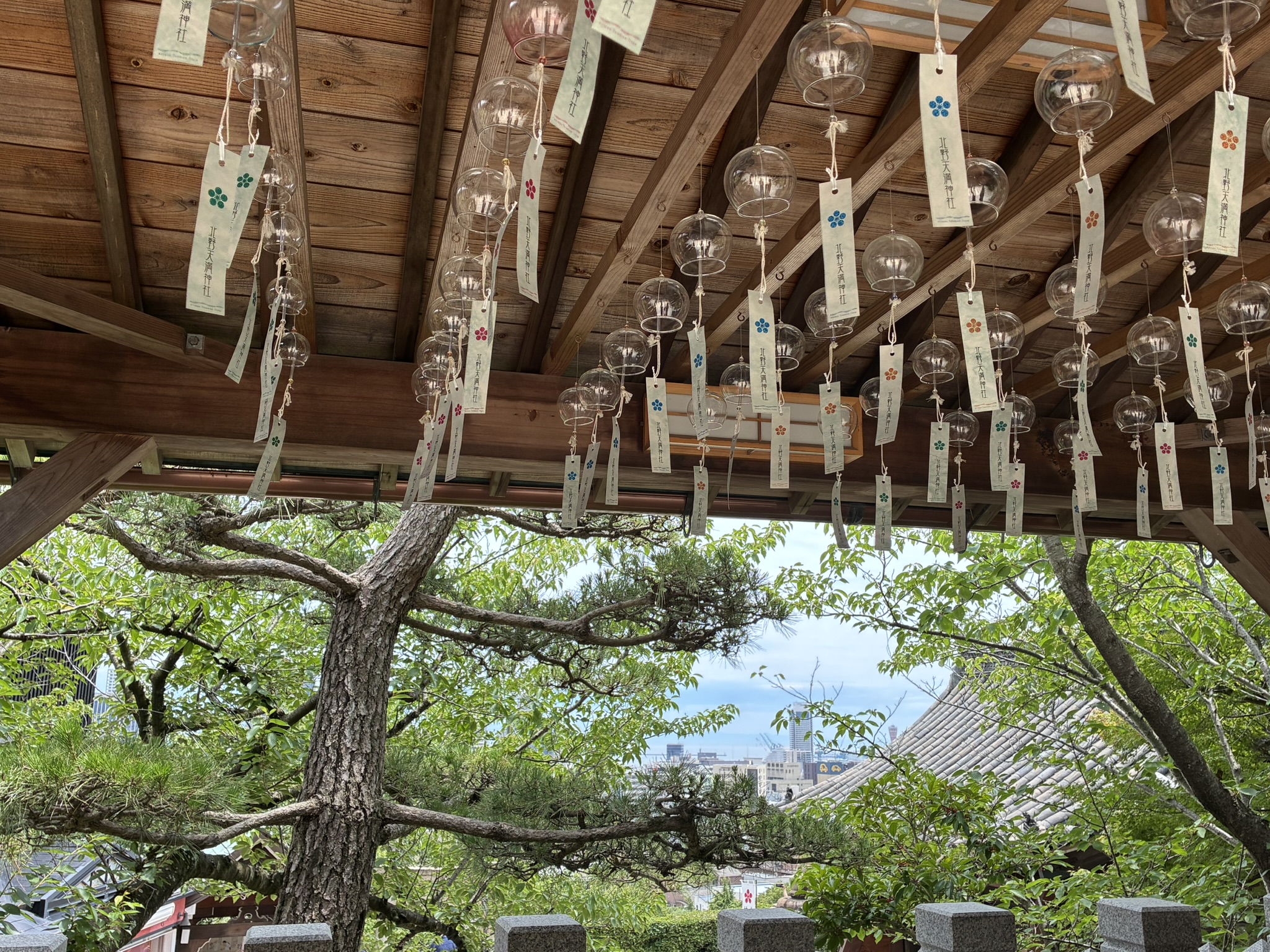 神戸北野天満神社の風鈴と木々の向こうに見える神戸の街並み