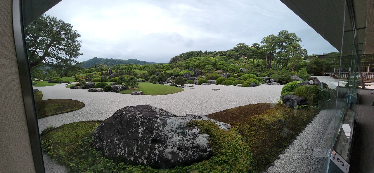 足立美術館の館内から眺める白砂と緑の日本庭園
