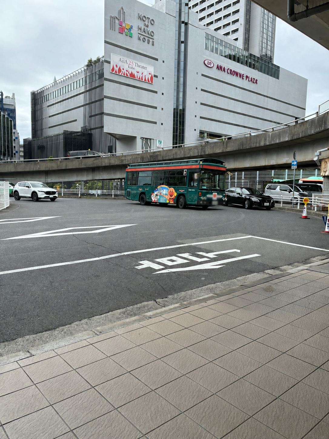 新神戸駅前を走る神戸シティループとANAクラウンプラザ神戸