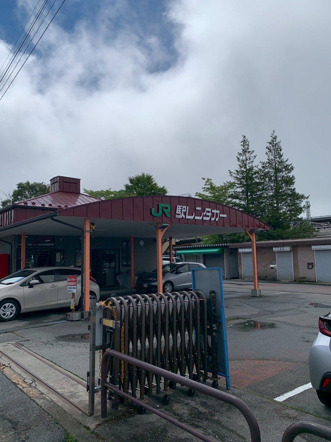 軽井沢駅にある駅レンタカーの外観