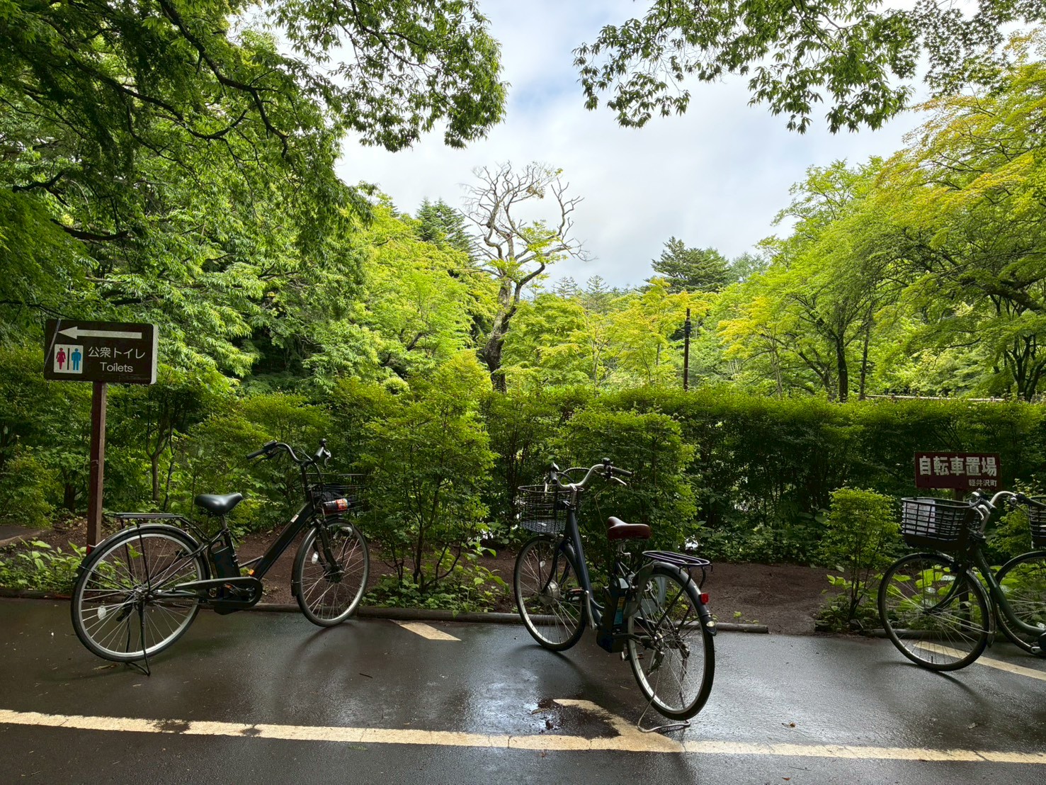 雲場池周辺の駐輪場と公衆トイレの案内