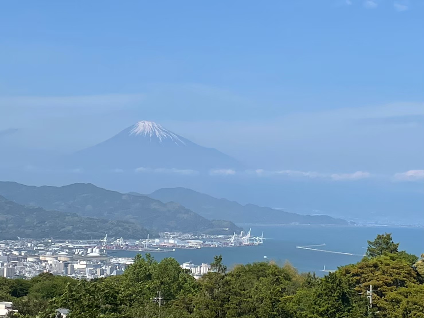 日本平夢テラスから眺める駿河湾と清水港と富士山
