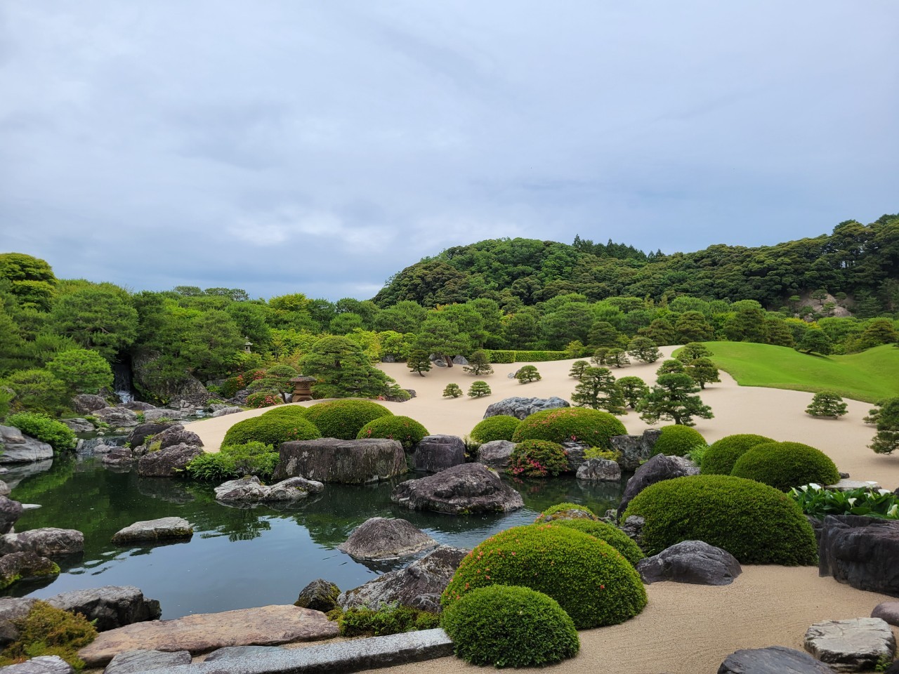 足立美術館の池と白砂が美しい日本庭園