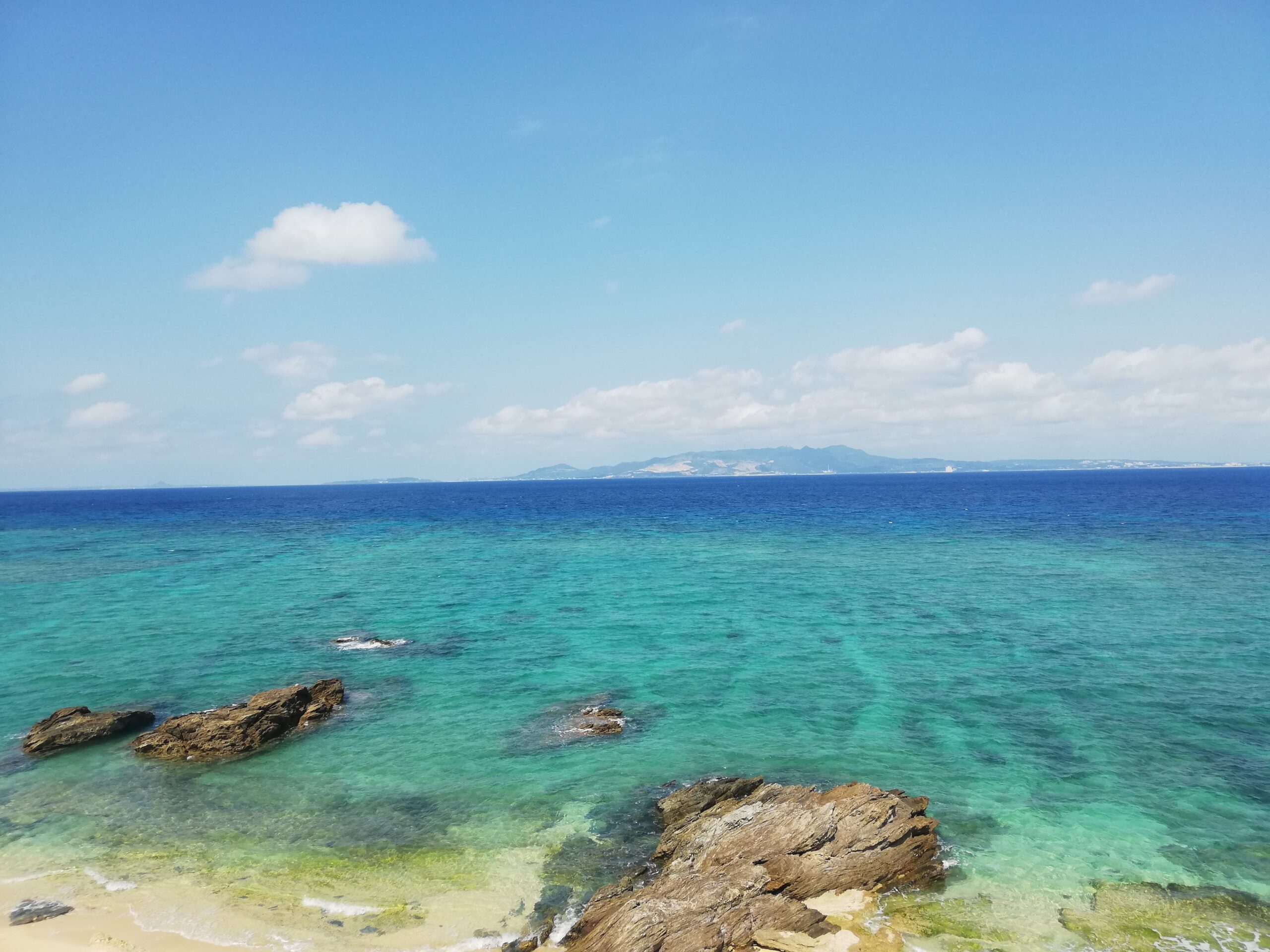美ら海水族館周辺から見える沖縄北部の青い海