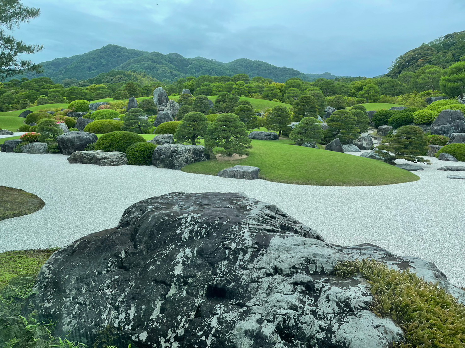 足立美術館の白砂と緑が広がる日本庭園