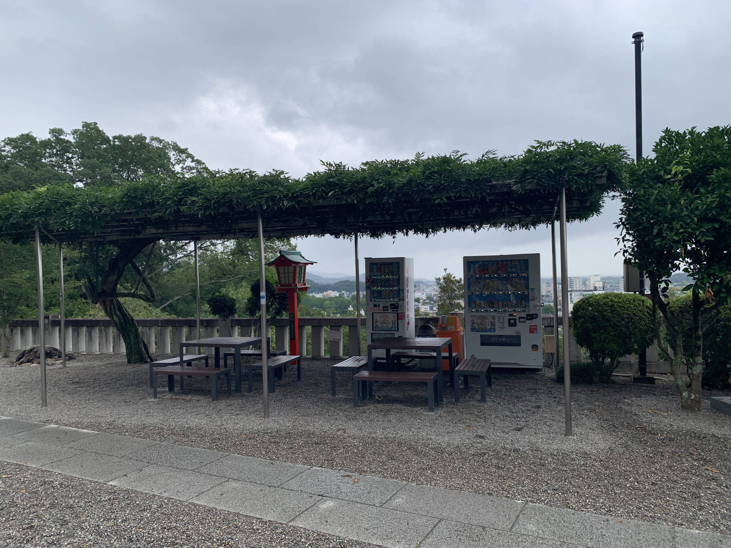 足利織姫神社境内のベンチと自動販売機がある休憩所