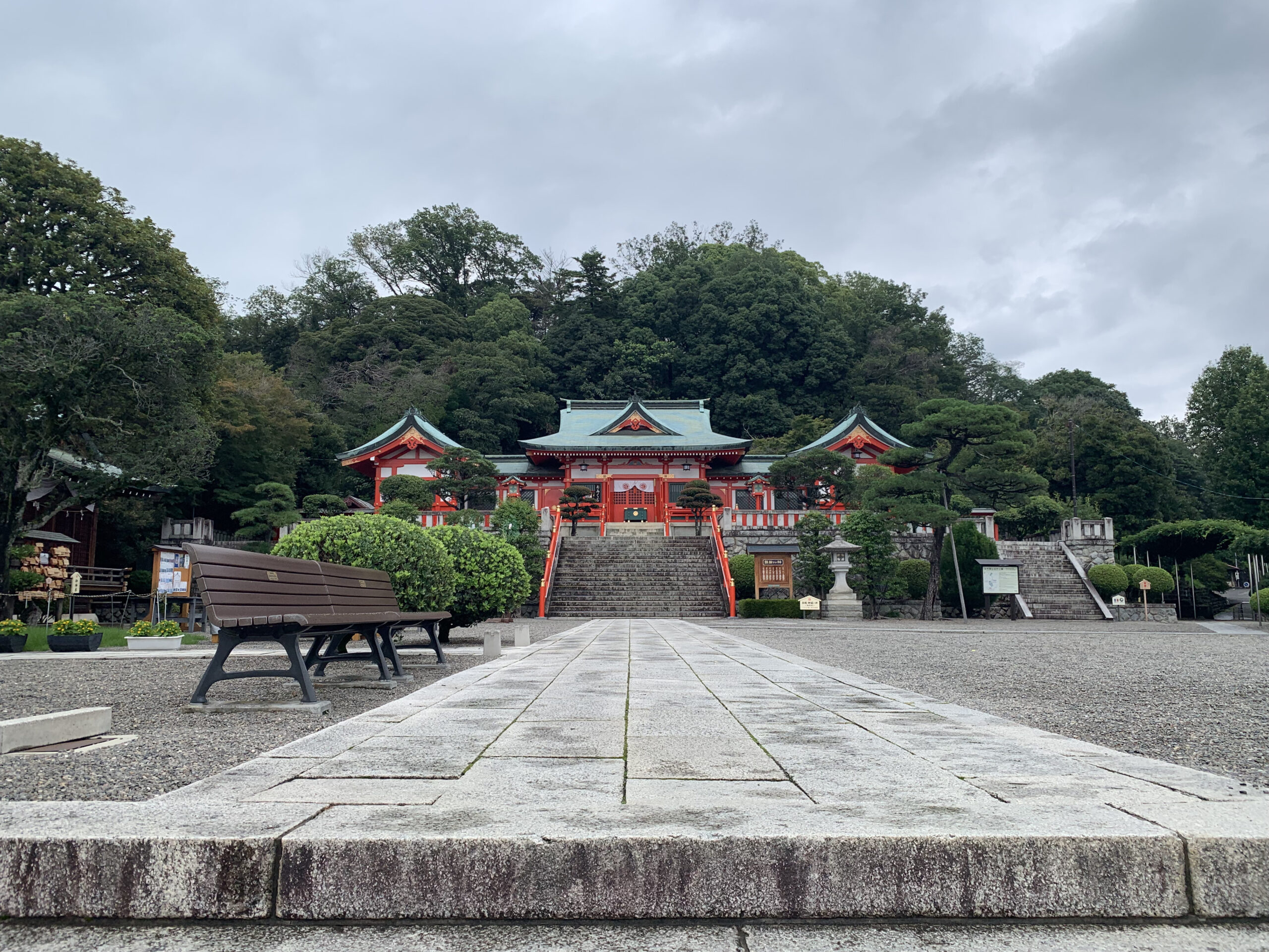 参道から正面に見た足利織姫神社の本殿と境内