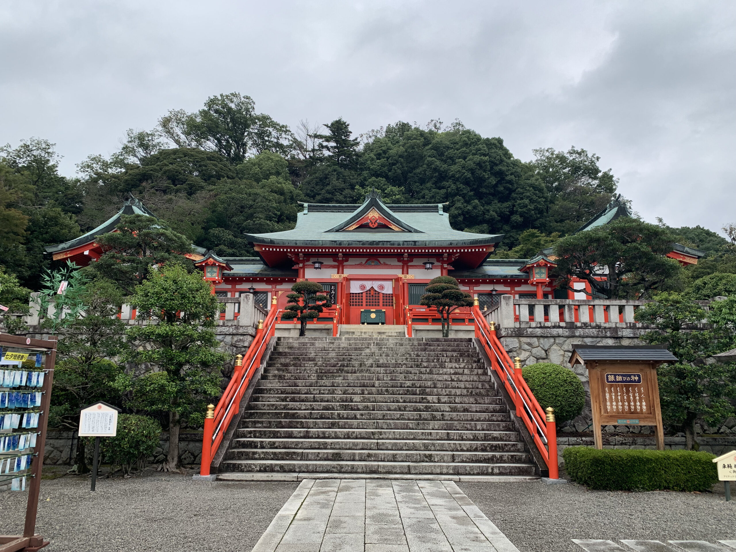 雨上がりに正面から撮影した足利織姫神社の本殿