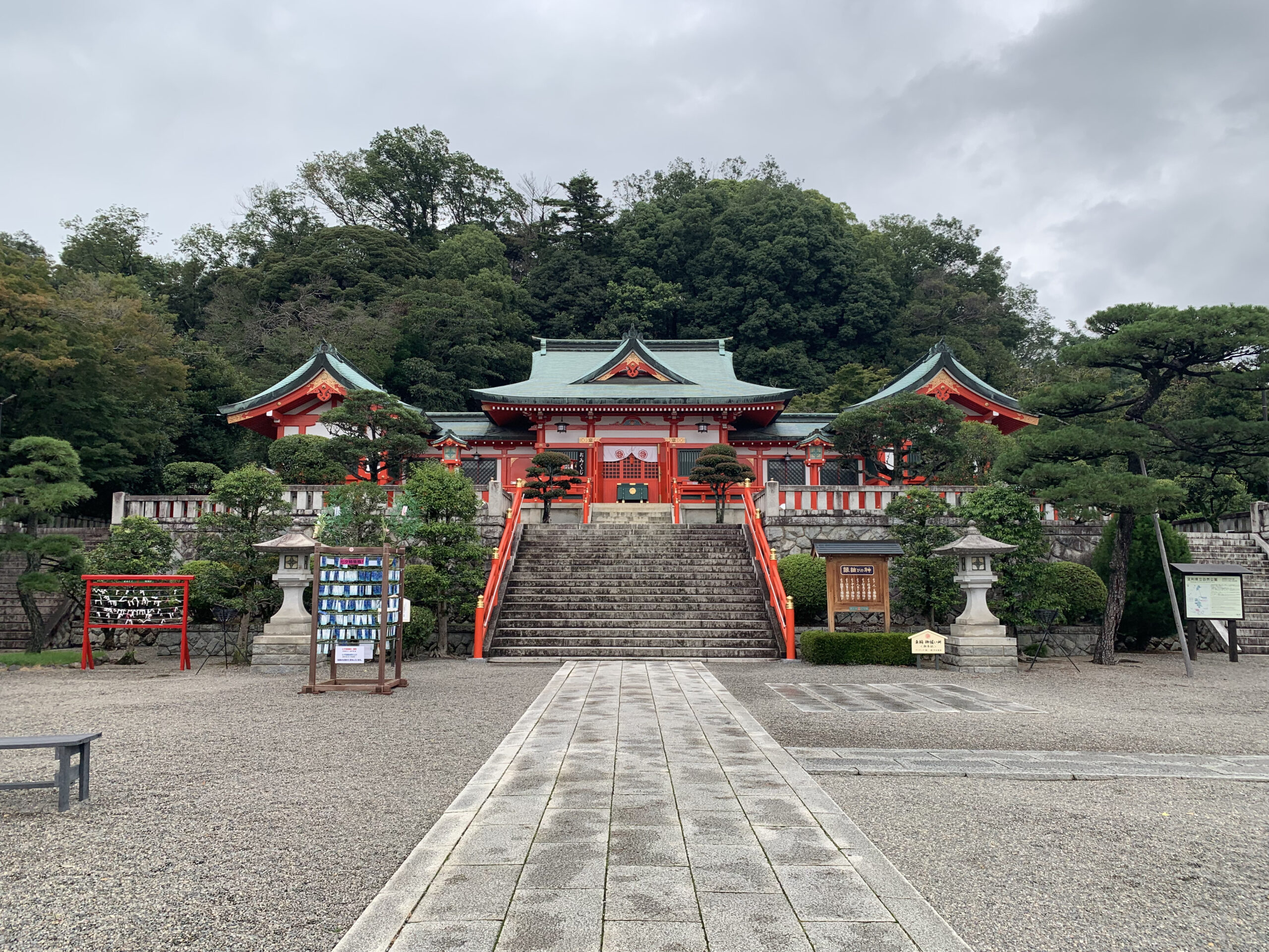 緑の木々を背景に建つ足利織姫神社の朱色の本殿